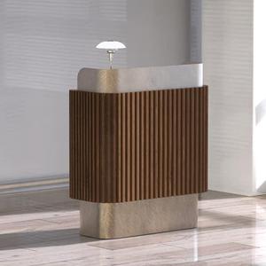 Comptoir de réception moderne vintage personnalisé en noyer avec panneau cannelé et base métallique pour salon de beauté, spa, hôtel - Product Image 1