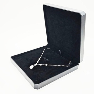 Set di Grandi Scatole Portagioie Quadrate Goffrate alla Moda per Anelli e Pendenti con Design Coperchio e Base - Product Image 1