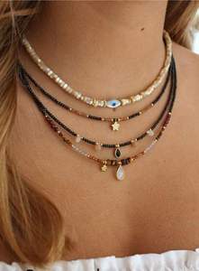 قلادة فاخرة من لؤلؤ المياه العذبة الأكثر مبيعًا بقشرة كريستال ملونة من الحجر الطبيعي سلسلة ذهبية قلادة مطرزة بالخرز للنساء مجوهرات - Product Image 4