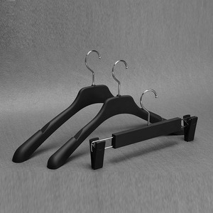 Cintres Premium pour hommes en plastique ABS en caoutchouc personnalisé noir - Product Image 2
