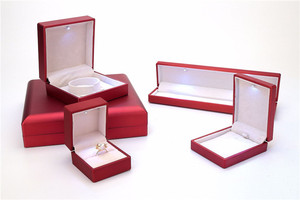 Scatola Espositiva per Gioielli in Plastica di Lusso con Logo Personalizzato e Luce LED per Confezioni Regalo di Nozze - Product Image 3