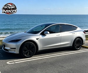 Film NIKO 1,52*15M finition mate pour covering de véhicule - Personnalisable et durable avec technologie Air Release, film vinyle brillant pour changement de couleur de voiture - Product Image 1