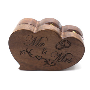 Scatola Portagioie Personalizzata a Forma di Cuore in Legno Massello di Noce Nero, Incisa al Laser, per Proposta di Matrimonio - Product Image 2