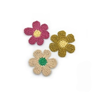 Appliques florales multicolores en raphia tissé à la main pour la décoration de vêtements et sacs DIY - Product Image 5
