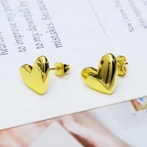 ต่างหูแบบมินิมอลรูปหัวใจชุบทอง 18k ขัดเงา - Product Image 4