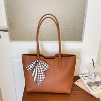 Nouveauté 2026 : Sac fourre-tout grande capacité pour femme avec foulard décoratif, sac à bandoulière en cuir PU, idéal pour le bureau et les trajets quotidiens, sac à main pour femme.