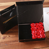 12 fleurs de savon artificielles Rose collier boîte-cadeau pour les femmes cadeau de fête des mères cadeau de vacances de fête des mères