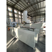 Machine CNC OUWO PLC pour le perçage, le fraisage et le rainurage de profilés en aluminium, PVC et UPVC, avec table rotative inclinable à 180 degrés et fonction d'usinage.