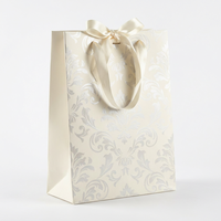 Sac en toile de Jouy bleue personnalisé de qualité supérieure pour un cadeau de mariage ou d'anniversaire de luxe, avec un ruban et un nœud