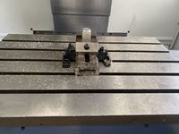 Utilisé 3 axes yeong menton YCM-MV86A 850 marque Taiwan CNC centre d'usinage vertical