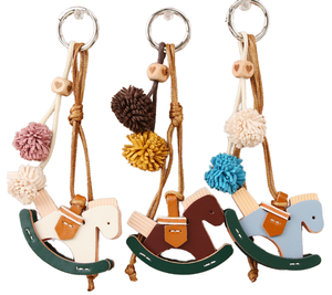 QY Llavero Caballo Mecedor De Cuero PU Colgante Para Bolso Con Bola Tejida Para Mujeres - Product Image 1