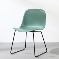 Chaise de salle à manger simple et moderne de style farmhouse, avec revêtement en PVC épaissi et pieds en acier, pour la maison, les salons et les restaurants