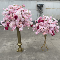 Centro de Mesa de Flores Artificiales de Seda de Alta Calidad IFG Wedding, Color Blanco Puro Mezclado con Rosa Nude y un Toque de Verde