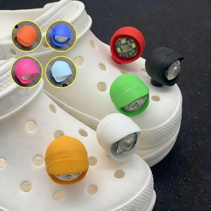 Accesorios de moda al por mayor para zuecos: Gancho de plástico eléctrico para zapatos, luces desmontables para zuecos, ideales para camping y como adorno de advertencia. - Product Image 1