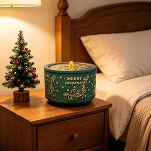 Fontana d'Acqua da Tavolo Natalizia con Scritta '<span class=keywords><strong>Buon</strong></span> <span class=keywords><strong>Natale</strong></span>' in Lettere Dorate e Bacche di Agrifoglio, Decorazione Festiva per Interni - Product Image 4