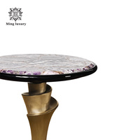 Une table basse de style italien luxueuse avec un cadre en acier inoxydable et un design moderne en agate pour un usage domestique
