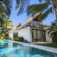 Parasol Palapa en PVC Écologique Traditionnel Imperméable pour Hôtels, Parcs Extérieurs et Complexes Balnéaires Maldiviens – Toiture en Chaume Synthétique