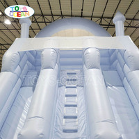 Toboggan gonflable double voie bleu pastel, toboggan aquatique gonflable uni et minimaliste pour location de fêtes de mariage et de baby shower
