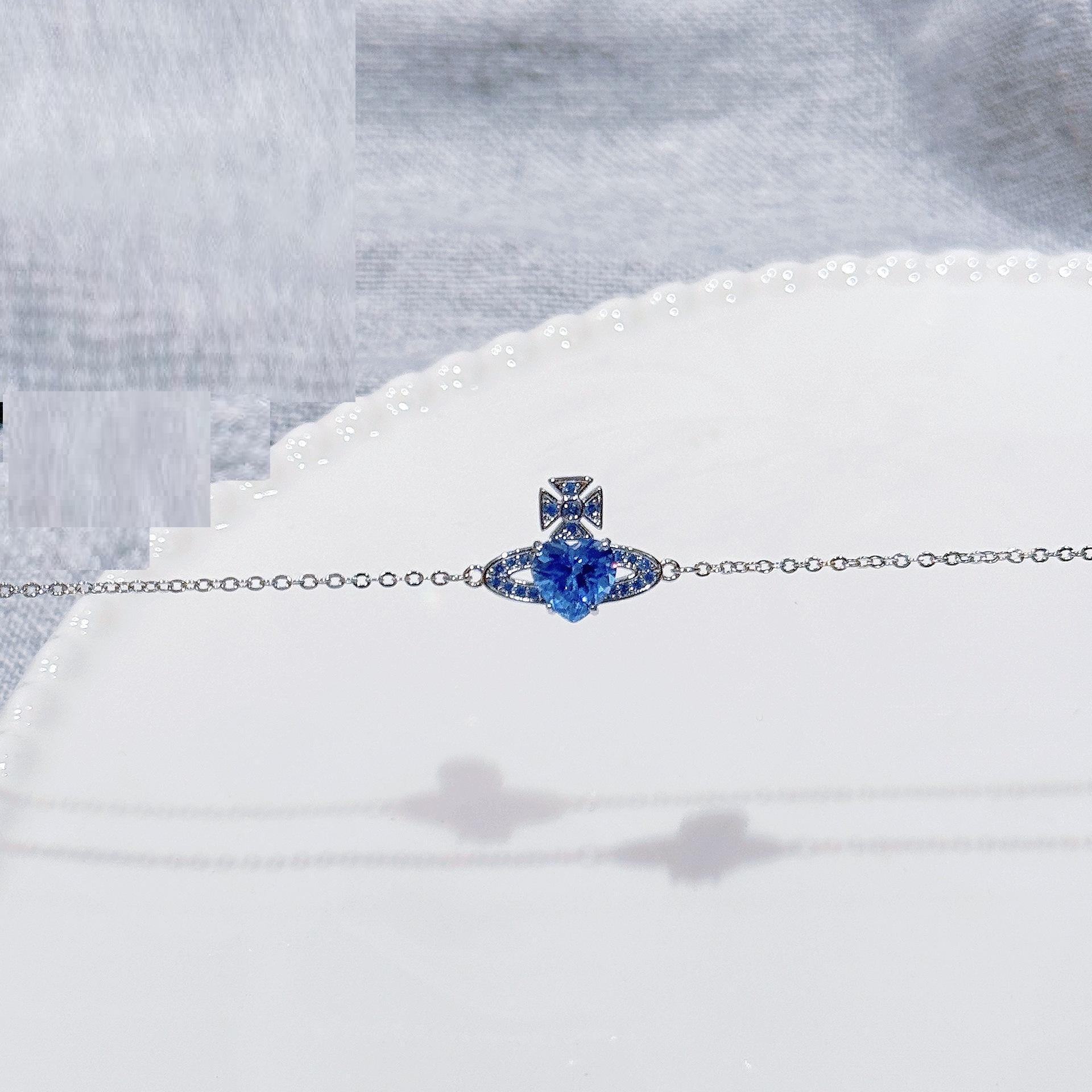 สีเงินอมฟ้า