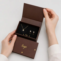 Emballage en carton texturé avec logo de design de luxe personnalisé, fermeture magnétique rigide, boîte cadeau pour bijoux avec estampage à chaud en feuille d'or
