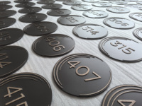 Panneaux de porte en aluminium gravés sur mesure par CNC pour bâtiments |   Plaques et lettrages architecturaux de précision en gros