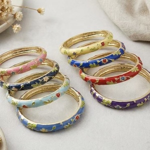 กำไลข้อมือผู้หญิงแบบเปิดลายดอกไม้สไตล์เรโทรประดับเพชรเคลือบโลหะผสมชุบทองแบบวินเทจสไตล์จีน - Product Image 1
