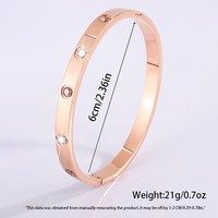 Bracelet Jonc Designer Étanche en Acier Inoxydable Plaqué Or 18 Carats avec Zircons, Motif Cœur Trèfle et Clou-Vis