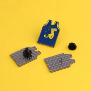 Groothandel gepolijste zinklegering zwart nikkel geplateerde Amerikaanse basketbal jersey pins emaille reversbadge met sterrenspeler textielpin - Product Image 3