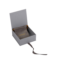 Boîte cadeau de luxe carrée personnalisée avec fermeture magnétique, doublure en éponge et gaufrage – Emballage haut de gamme personnalisé