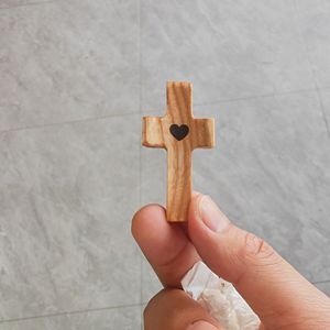 Miniatuur houten kruisjes aanmoedigingsgeschenken zwarte walnoot kruis gebedskruisje zakkruisjes palmkruis spirituele metgezel kruis - Product Image 5