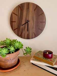 Reloj de Pared Creativo de Resina y Madera que Combina la Funcionalidad del Cronometraje con un Diseño Artístico Hecho a Mano para una Exhibición de Pared Elegante - Product Image 2