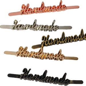 ผู้ผลิตมืออาชีพ ออกแบบโลโก้ ป้ายโลหะ แผ่นโลโก้โลหะ ป้ายโลหะสีทองสำหรับกระเป๋าถือ - Product Image 1