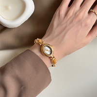 Nouvelle Montre Vintage pour Femme avec Pierres Précieuses Colorées, Luxe Léger, Bijou Rétro Personnalisé en Or, Petite Montre Bracelet Mignonne et Noble