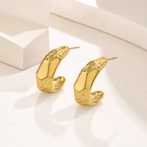 Boucles d'oreilles demi-cercle larges martelées en acier inoxydable plaqué or 14K sous vide, bijoux texturés épais et imposants - Product Image 1