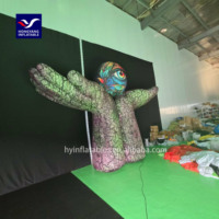 Une figure gonflable de forme étrange avec des yeux tenus dans la main
