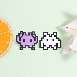 Pin Enamel Alien Retro Pixel, Bros Permainan Arkade Klasik untuk Dekorasi Ransel - Product Image 1