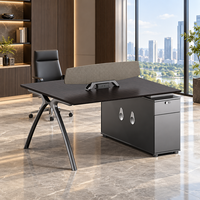 Bureau de direction moderne avec plateau en bois foncé, écran de confidentialité, armoire de rangement, tiroirs et accès aux câbles pour le travail