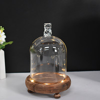 Dôme en verre de fleurs fraîches conservées par cylindre rond antique clair pour la décoration avec base en bois de liège