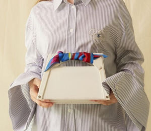 กระเป๋าถือของผู้หญิงทำด้วยมือผ้าพันคอผ้าไหมแบบต่อกันทรงสี่เหลี่ยมคางหมูแฟชั่นงานตามสั่ง - Product Image 2