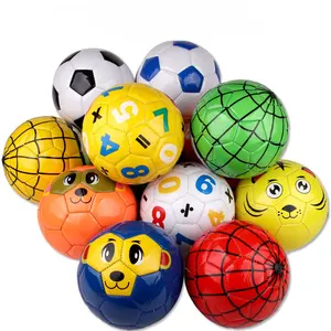Ucuz çocuklar futbol topu boyutu 2 makine dikili futbol topu s Pvc karışık renkler ve karışık tasarımlar özel açık spor oyuncakları