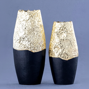Vase artisanal en métal doré en forme de bouteille, style côtier, résistant à la rouille, léger, pour décoration de centre de table de mariage - Product Image 1