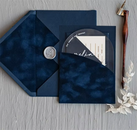 Invitation de mariage luxueuse en acrylique bleu marine, arquée, avec texte blanc, pochette en velours, impression personnalisée moderne