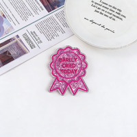 Badge porte-badge Kovict en acrylique en poudre de haute qualité à dos plat, avec languette de traction DIY pour étiquettes nominatives, couleur et design personnalisables
