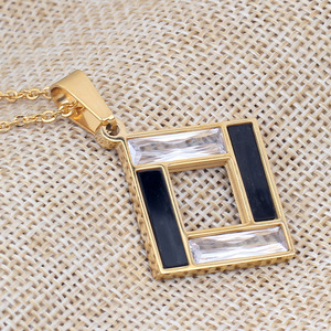Collar con Colgante Cuadrado Geométrico Hueco en Oro con Incrustaciones de Zirconia, Cadena para Clavícula de Uso Diario, Joyería de Moda - Product Image 3