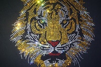 Qualité de luxe personnaliser strass logo or tigre visage fer sur strass cristal transfert pour vêtements