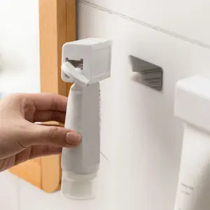 Tembel insanlar için manyetik diş macunu sıkacağı artefakt duvara monte yüz temizleyici banyo manuel dağıtıcı diş macunu klip