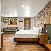 Ensemble de meubles de chambre personnalisés en placage moderne pour appartement, villa, hôtel, avec tête de lit en bois, lit avec sommier et table de chevet, pour chambre d'hôtes FF&E