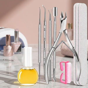 Kit de Uñas de Acero Inoxidable con Cortaúñas 5 en 1, Estuche Portátil para Herramientas de Manicura Incluido, Uso para Adultos, Estilo Clásico de Lujo - Product Image 3
