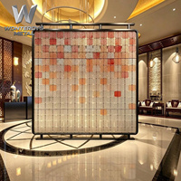 Paravent de luxe en verre texturé couleur personnalisée avec cadre en métal noir, écran décoratif pour hall d'hôtel et intérieur résidentiel