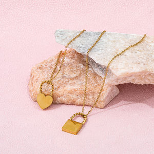 Fenny venta al por mayor 18K PVD plateado moda diseñador creativo cuerda amor corazón colgante choke cadena collar de acero inoxidable para mujeres - Product Image 5